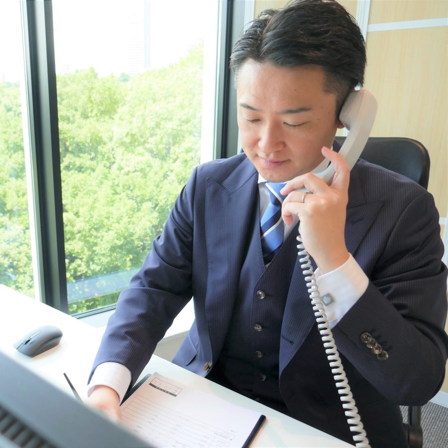お電話でご相談を伺う代表相談員 林 達治
