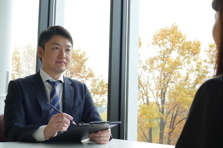 面談でご相談者のお話を伺う代表相談員 林 達治